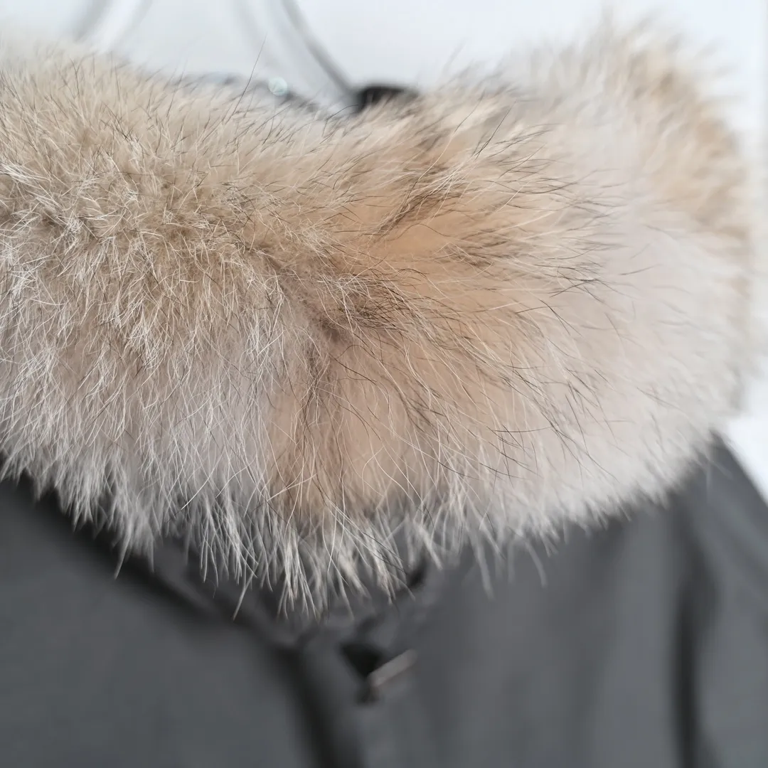 P720 𝐂𝐚𝐧𝐚𝐝𝐚 𝐆𝐨𝐨𝐬𝐞 𝐄𝐱𝐩𝐞𝐝𝐢𝐭𝐢𝐨𝐧 𝟕𝟗𝟗𝟗𝐌 Canada Goose Model 01 Short Down Jacket 🔝Product color: black, off-white, graphite gray, navy blue, sky blue 🔝Product size: XS S M L 2️⃣Exclusively customized 18-count fabrics with the same ZP. Using "Arctic Tech" fabric technology, the outer fabric is 84.5% polyester fiber and 15.5% cotton, the lining is 100% cotton fiber, and the padding is 100% polyester fiber. It is durable, waterproof, windproof, cold-resistant and warm. 3️⃣The lining is made of 40D Nylon AC oil-based glue, with level 5 single-dye fastness. The collar flannel is made of original high-density mercerized velvet, and the pocket fabric is made of elastic high-density polar fleece, which is soft and skin-friendly. The bile cloth is made of 330T polyester anti-velvet No. 7 needle to prevent lint from running away. If there is lint running away, it will be given away for free! 4️⃣The JUKI large-scale sewing machine imported from Japan is professional in stitching and seaming. It completely follows the original 106 stitches on the whole piece of clothing and is reinforced throughout. The length of each jujube follows the original one and is fixed at 1-1.1cm. The density and length are the same as the original one. 5���⃣Yoshida YKK original zipper, Y-shaped double hook Velcro, and the cuffs are made of custom thickened seamless threads. This year, high-elastic spandex gold thread is added to the cuff thread to increase elasticity and strength. From fabrics and gallbladders to buttons and drawstrings, all are custom-developed and authentic. 6️⃣The imported Tajima embroidery machine is used to customize the chest logo with thousands of needles. The pattern is full and three-dimensional, and it is infinitely close to the original product. 7. The fur collars are made from western coyote skins imported from Canada. We purchased 10,000 top-quality fur collars in the spring. The width of the fur collars is 14cm and the length is 55cm. This winter, the quality of the fur collars will be stable throughout the season, eliminating the uneven quality of fur collars in the middle and later stages! 7️⃣Packaging is in a three-dimensional handbag with cards included. It’s more impressive to give it away and keep it for yourself.